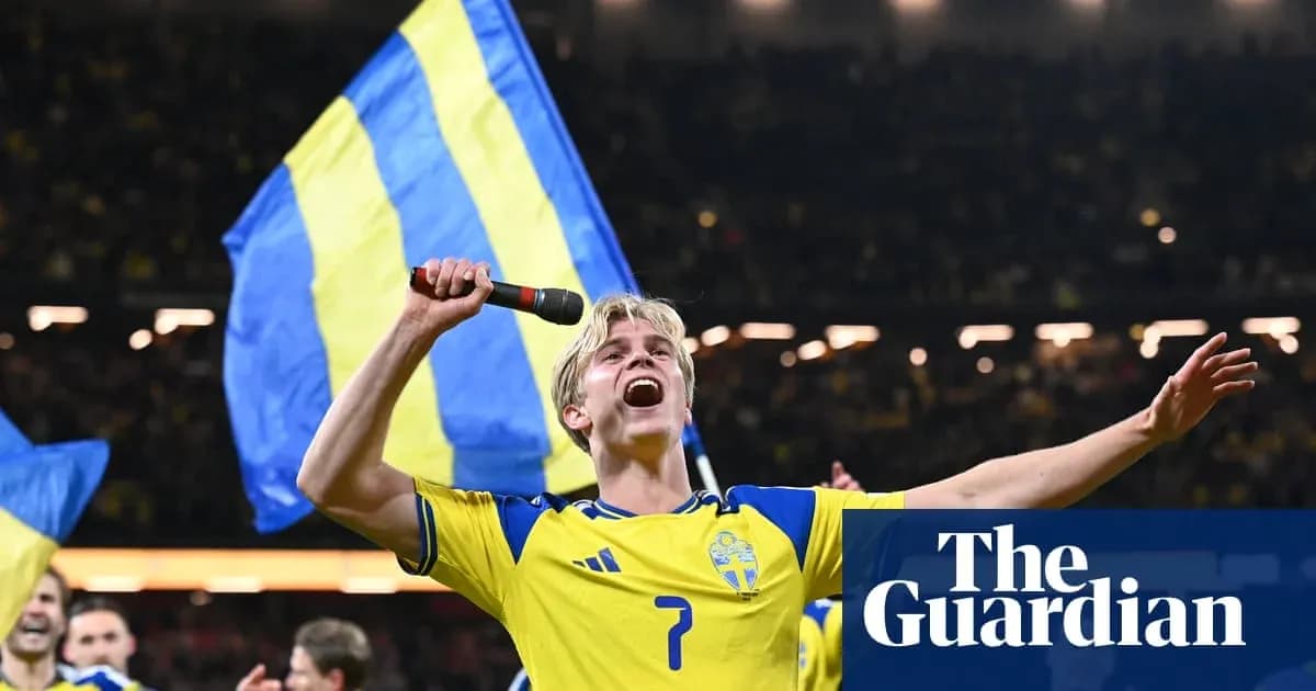Jugador de Suecia celebrando con bandera en el estadio