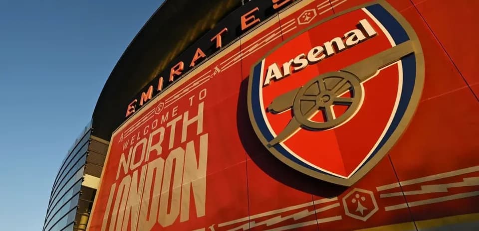 Cartel de bienvenida en el Emirates Stadium de Arsenal