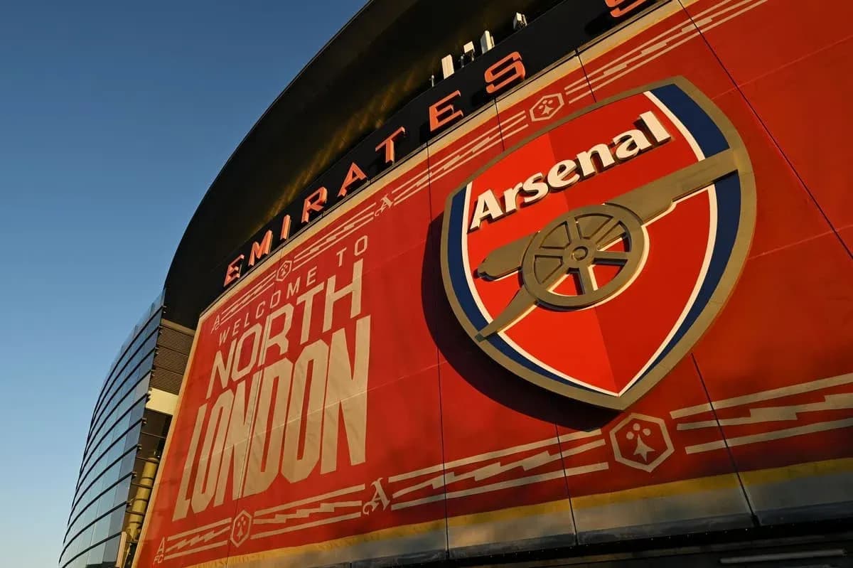 Cartel de bienvenida en el Emirates Stadium de Arsenal