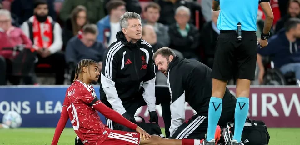 Jugador lesionado recibiendo atención médica en el campo