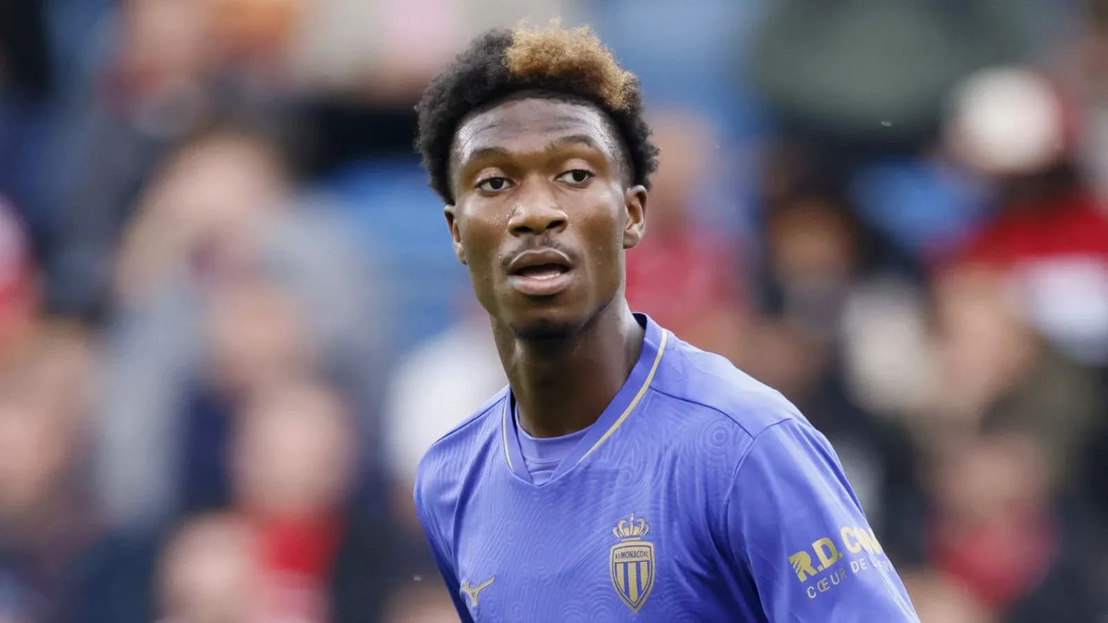 Jugador de AS Monaco en partido con camiseta morada