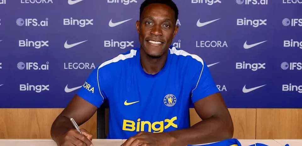 Jugador firmando contrato con el Chelsea FC