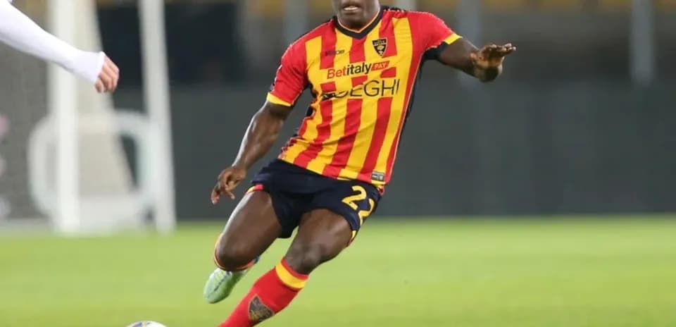 Jugador de Lecce corriendo tras el balón en el campo