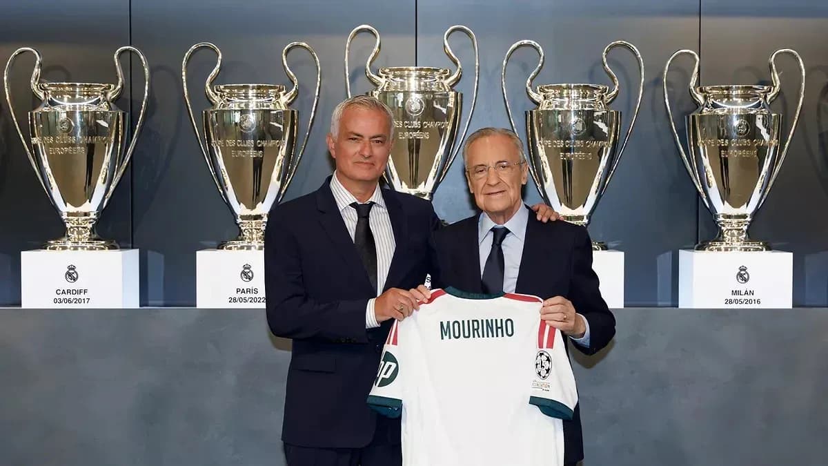 José Mourinho y Florentino Pérez con camiseta del Real Madrid