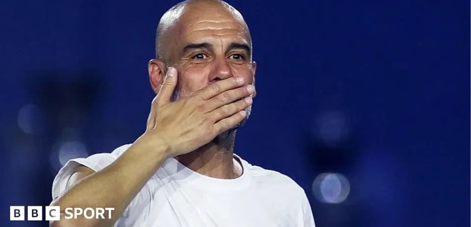 Entrenador saludando tras el partido