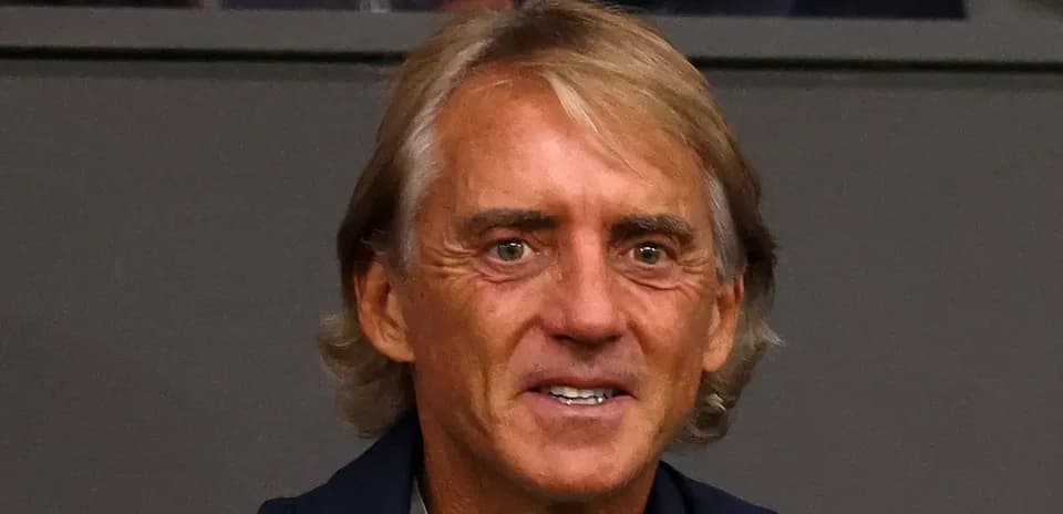 Hombre sonriendo en un ambiente deportivo