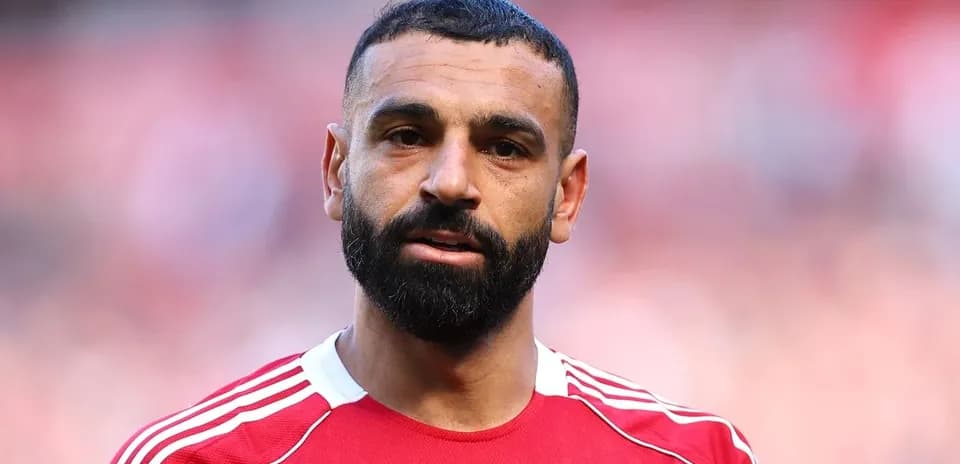 Jugador con camiseta roja en el campo de fútbol