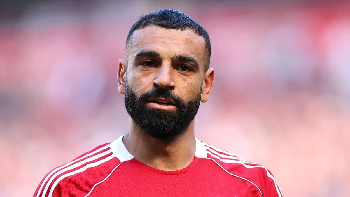 Jugador con camiseta roja en el campo de fútbol