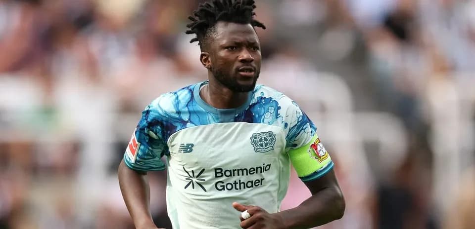 Jugador de Bayer Leverkusen corriendo en el campo