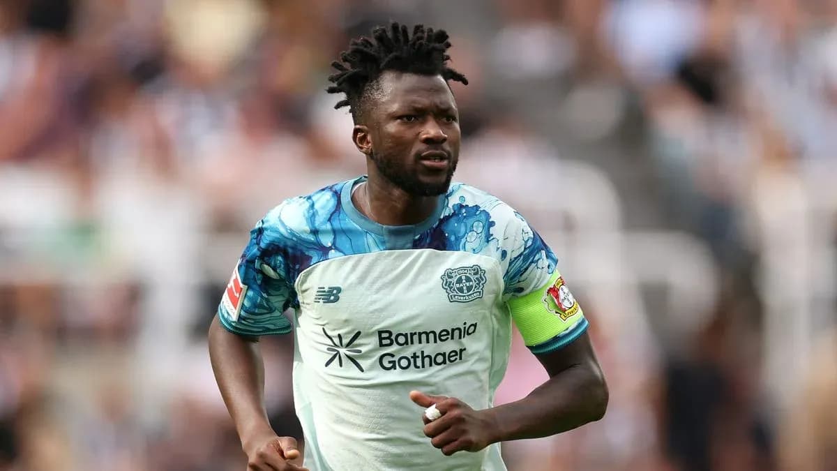 Jugador de Bayer Leverkusen corriendo en el campo