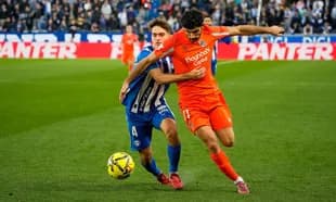 Jugadores luchando por el balón en La Liga