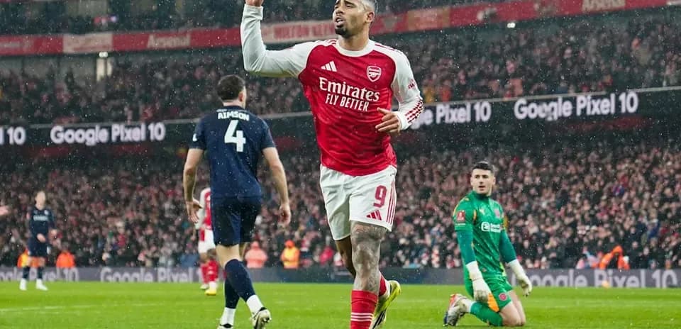 Jugador de Arsenal celebrando un gol en el campo