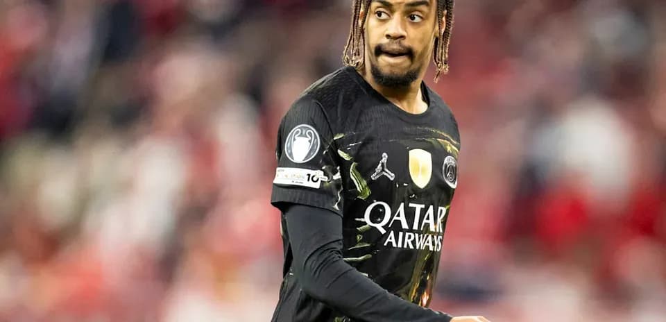 Jugador de fútbol en uniforme de PSG en el campo