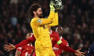 Portero de Liverpool atrapando el balón en partido