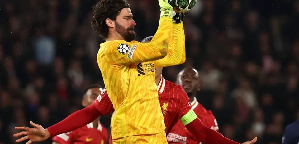 Portero de Liverpool atrapando el balón en partido