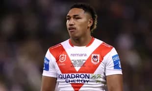Jugador de rugby con camiseta de St George Illawarra