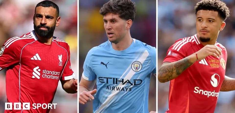 Tres jugadores de fútbol en sus uniformes de club