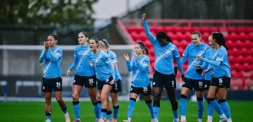 Jugadoras del Manchester City celebrando en el campo