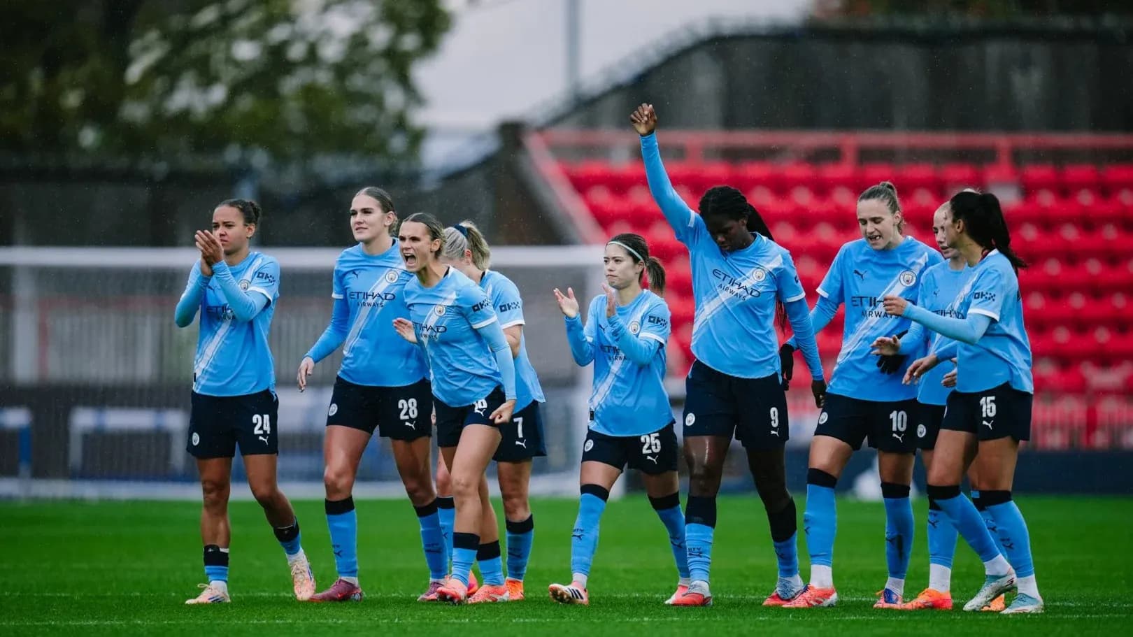 Jugadoras del Manchester City celebrando en el campo
