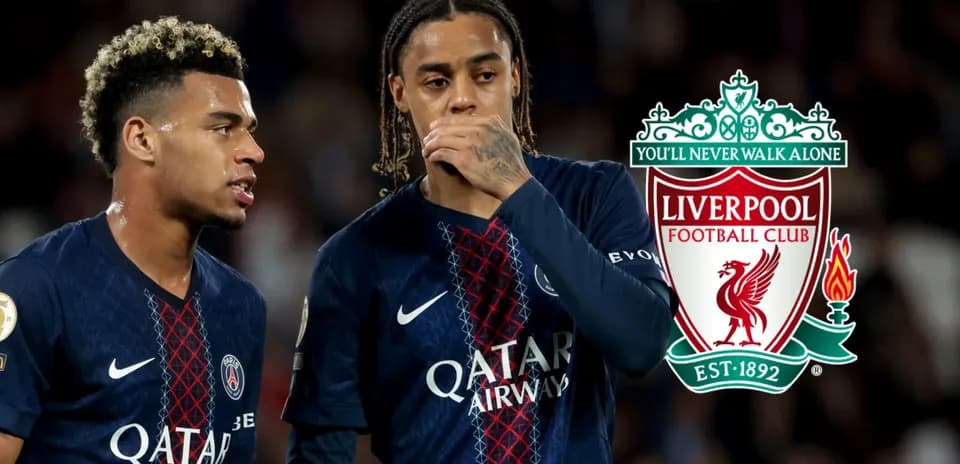 Jugadores de PSG durante partido, logo de Liverpool