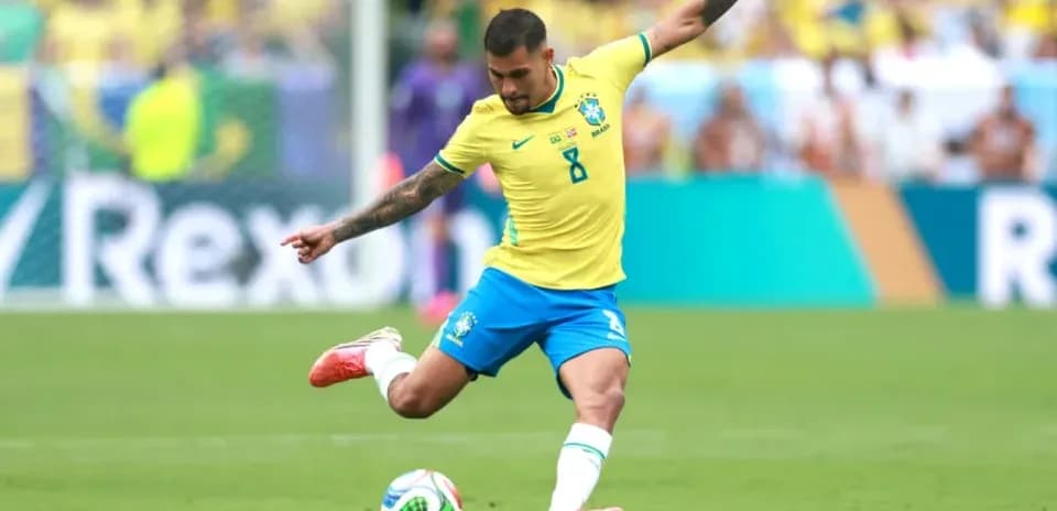 Jugador de Brasil pateando el balón en el campo