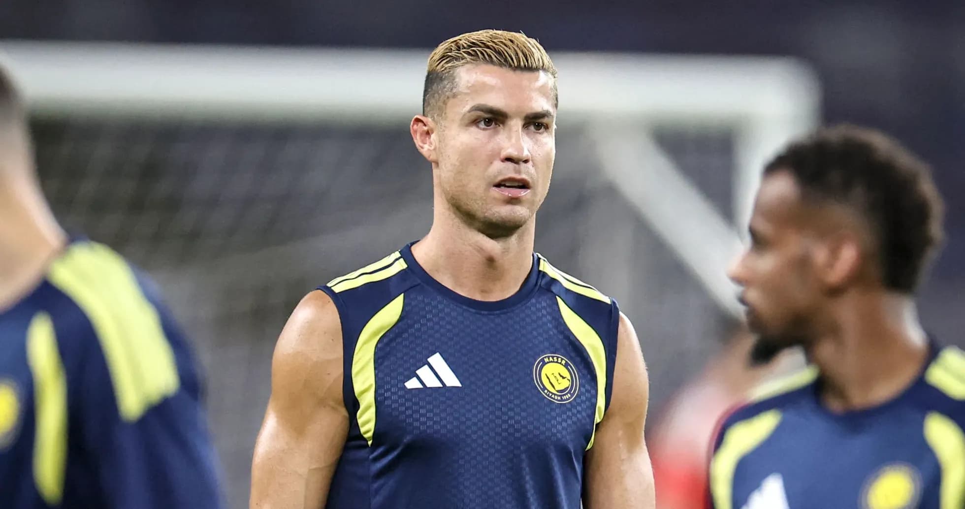 Jugador entrenando con camiseta sin mangas en campo