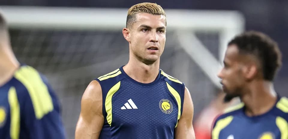 Jugador entrenando con camiseta sin mangas en campo