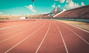 Pista de atletismo vacía en un estadio