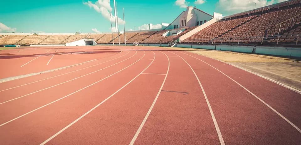 Pista de atletismo vacía en un estadio