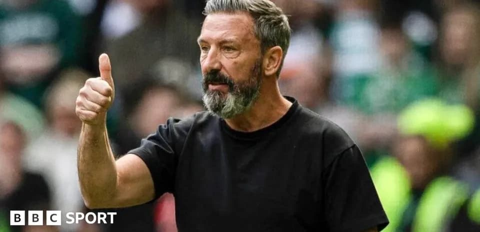 Entrenador dando señal de aprobación en el partido