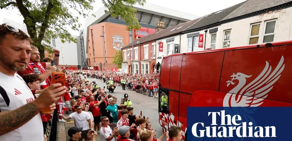 Aficionados de Liverpool esperando el autobús del equipo