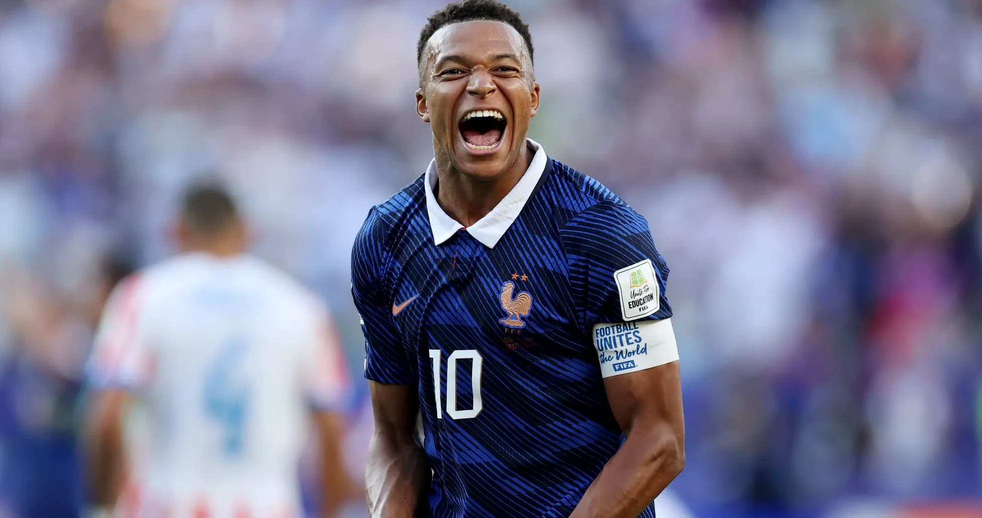 Jugador de Francia celebrando con entusiasmo en el campo