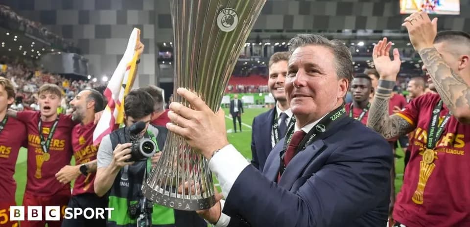 Entrenador sosteniendo trofeo de la Europa League