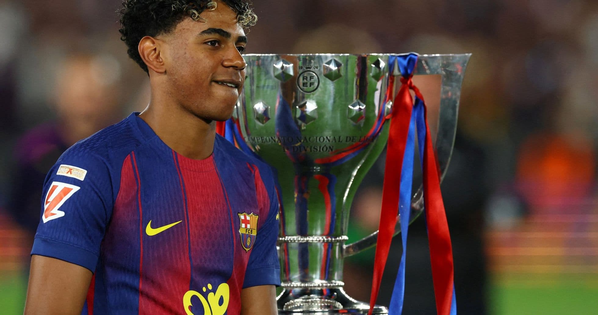 Jugador del FC Barcelona con trofeo tras partido