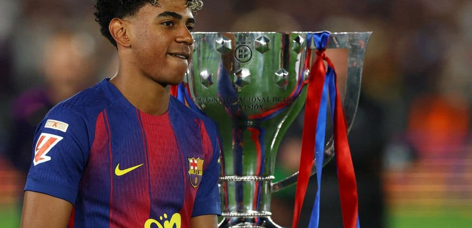 Jugador del FC Barcelona con trofeo tras partido