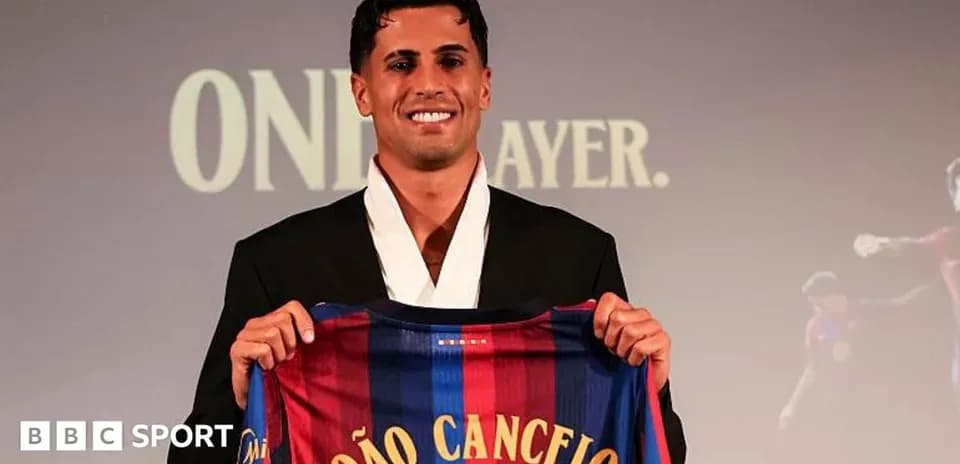 João Cancelo presentando camiseta del FC Barcelona