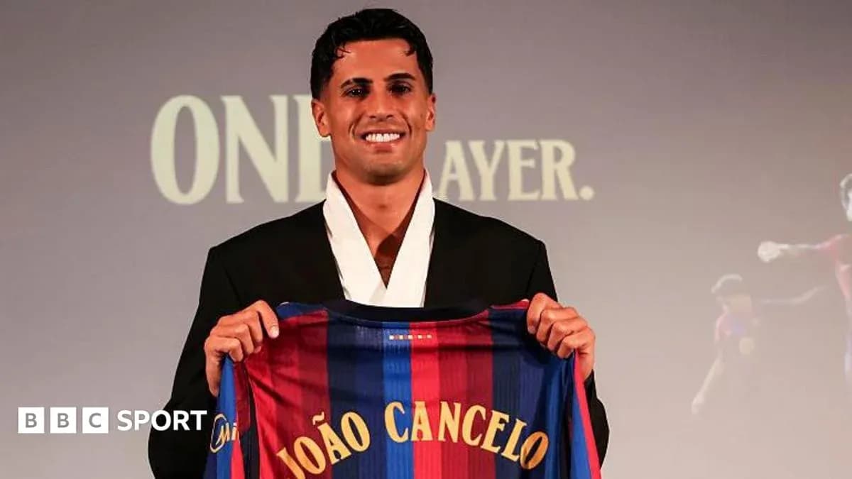 João Cancelo presentando camiseta del FC Barcelona
