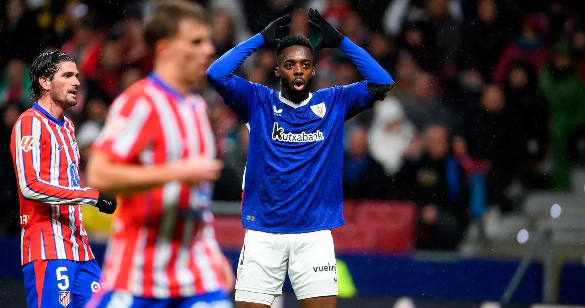Jugadores de Atlético Madrid y Athletic Club en acción