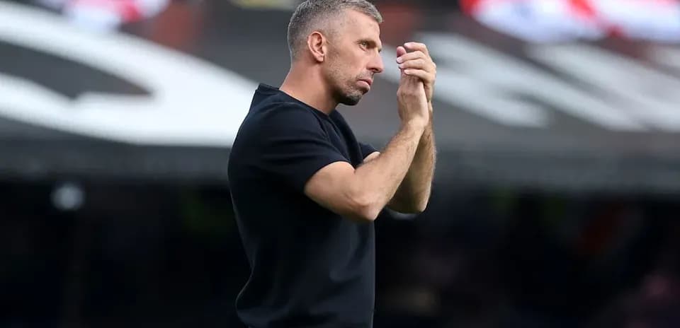 Entrenador aplaudiendo durante el partido