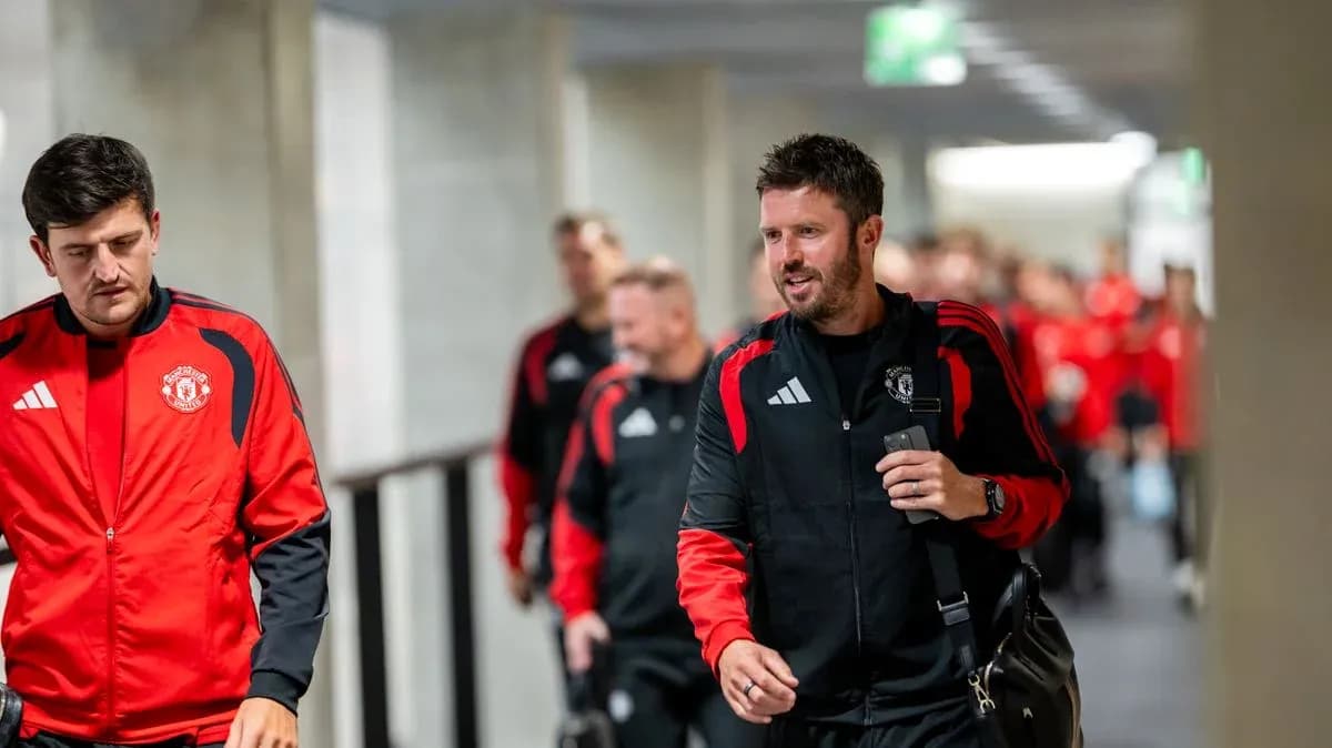 Jugadores de Manchester United caminando por el pasillo