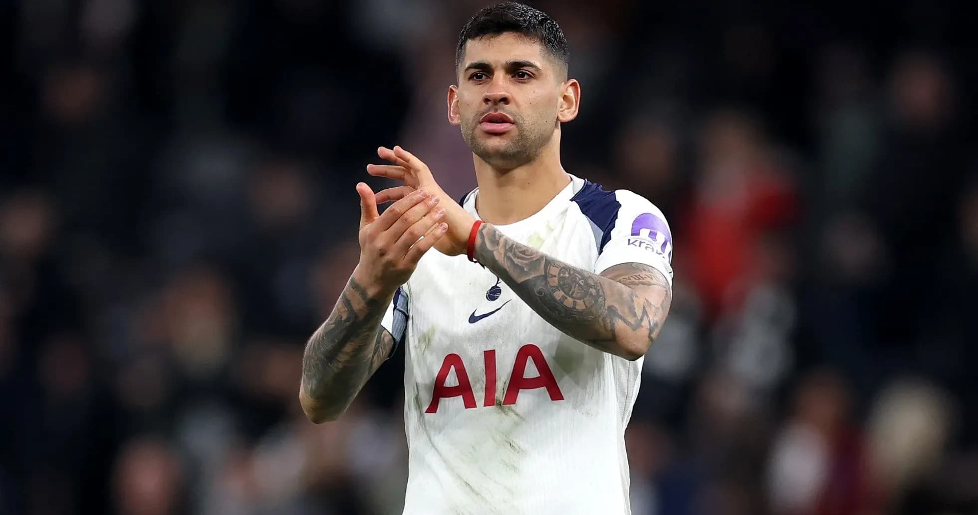 Jugador aplaudiendo en el campo después del partido