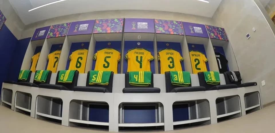 Camisetas amarillas y verdes en vestuario de equipo