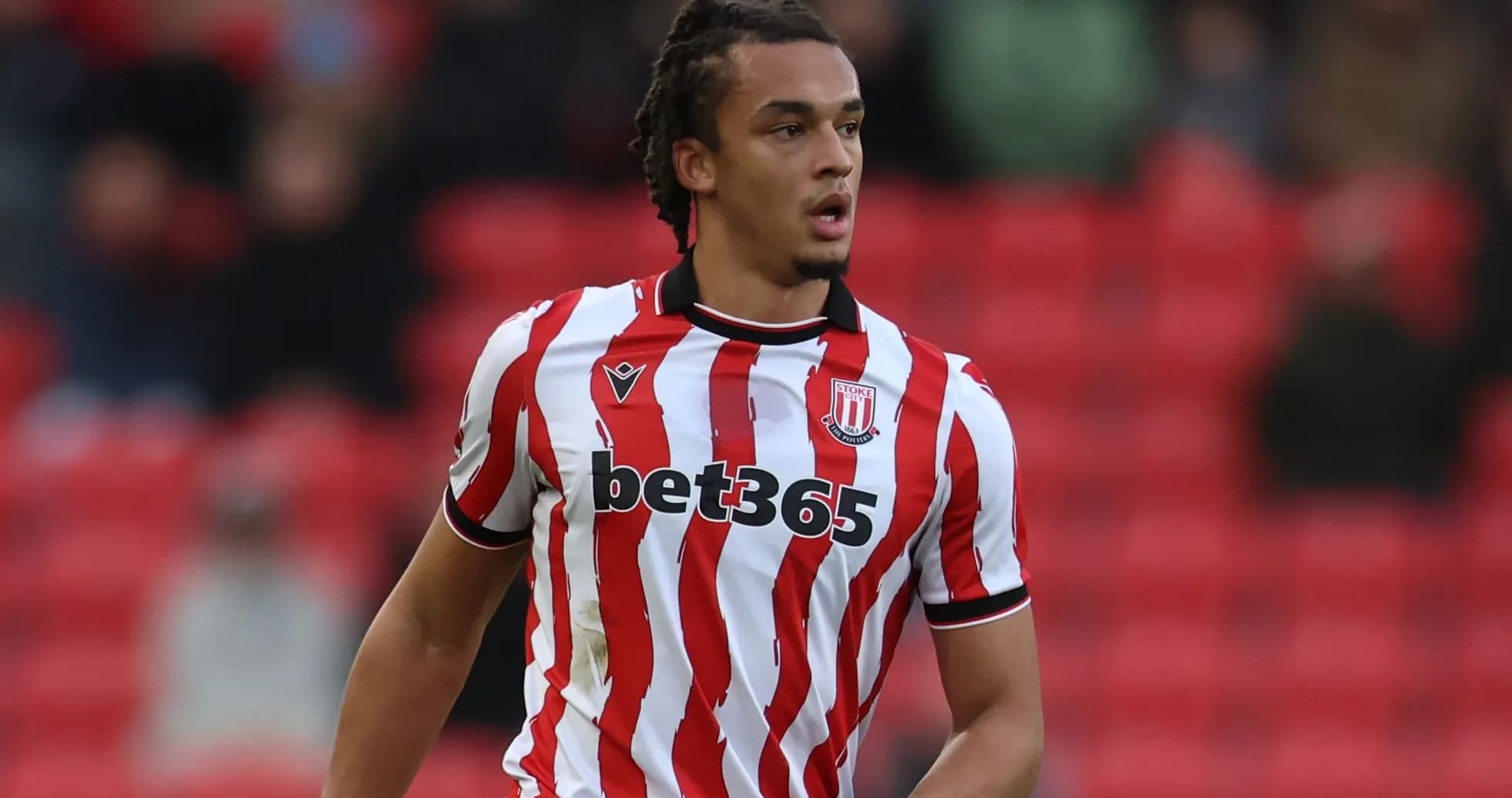 Jugador de Stoke City corriendo en el campo