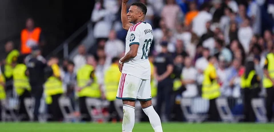 Jugador de Real Madrid levantando el balón