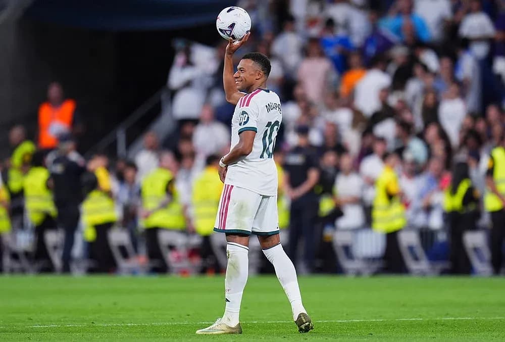 Jugador de Real Madrid levantando el balón