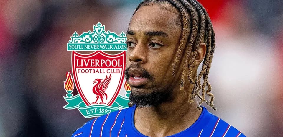 Jugador de Liverpool en uniforme azul antes del partido