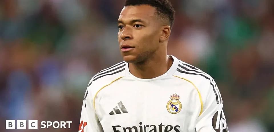 Jugador de Real Madrid en uniforme durante partido