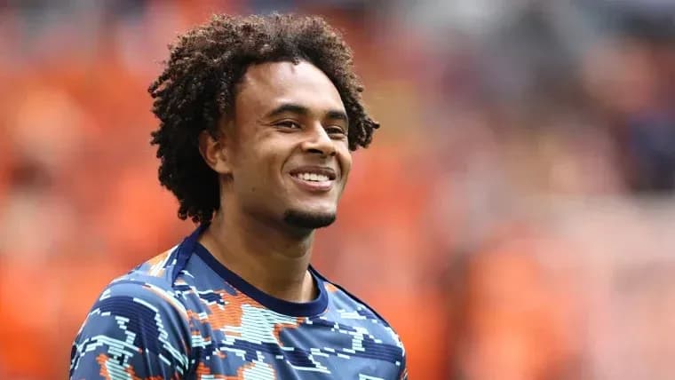 Jugador sonriendo durante calentamiento previo al partido