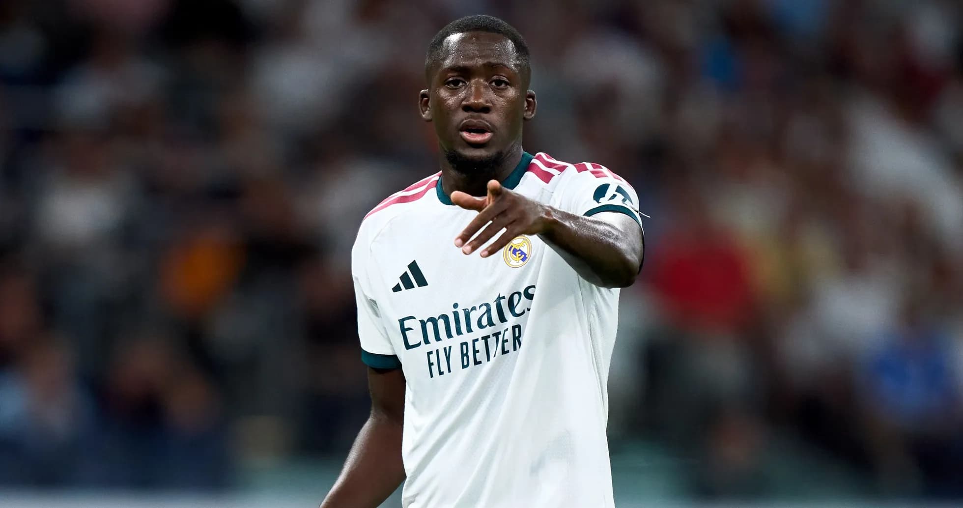 Jugador de Real Madrid señalando durante el partido