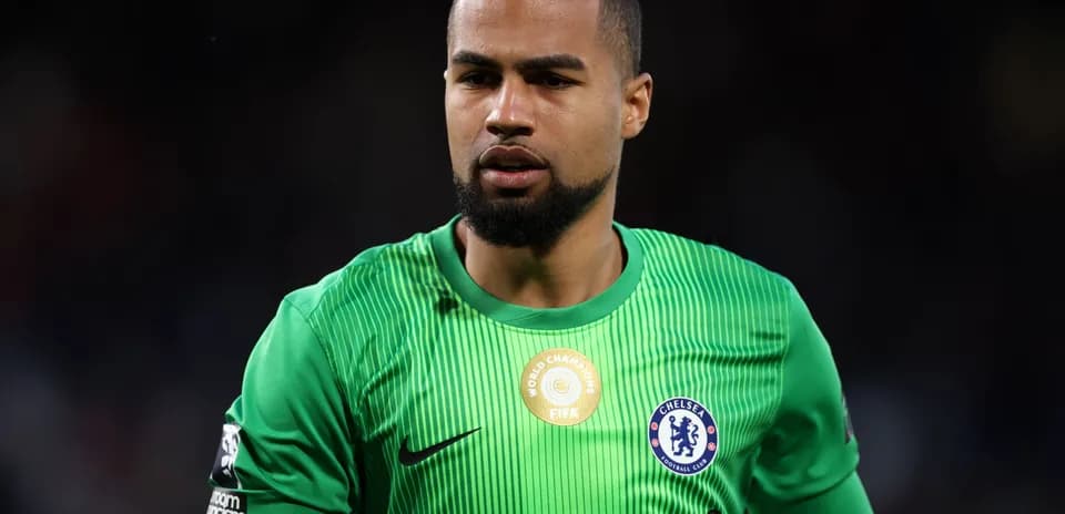 Portero de Chelsea en uniforme verde durante partido